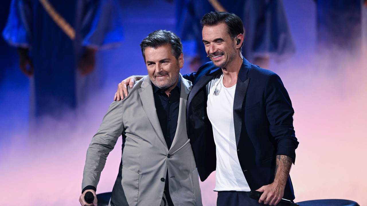 Zu sehen sind der deutsche Pop- und Schlagersänger Thomas Anders (l.) und der deutsche Sänger und Moderator Florian Silbereisen (r.) am 22.10.2022 während der Fernsehshow „Der große Schlagerabschied“ gemeinsam auf der Bühne.