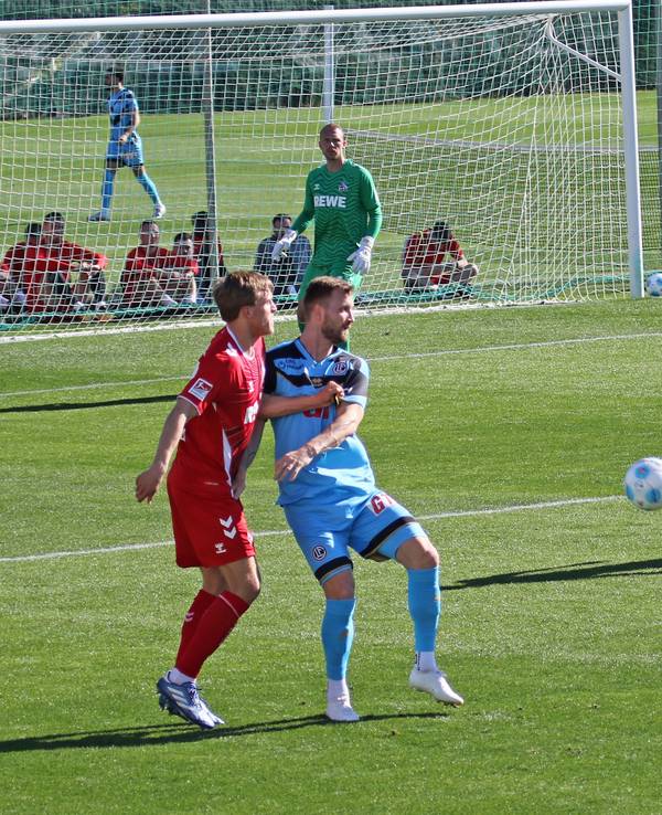 Timo Hübers im Zweikampf mit Kacper Przybylko.