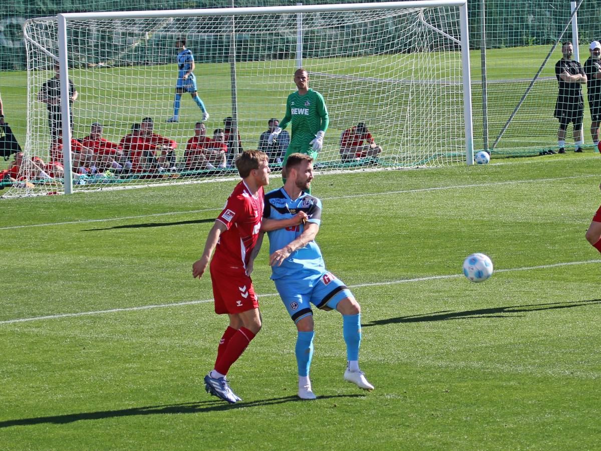 Timo Hübers im Zweikampf mit Kacper Przybylko.