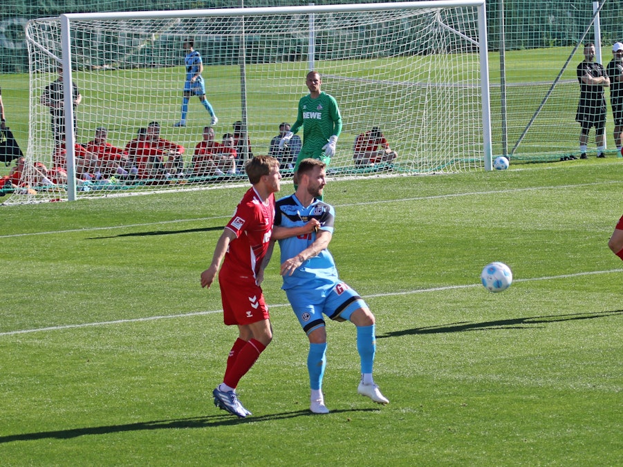 Timo Hübers im Zweikampf mit Kacper Przybylko.