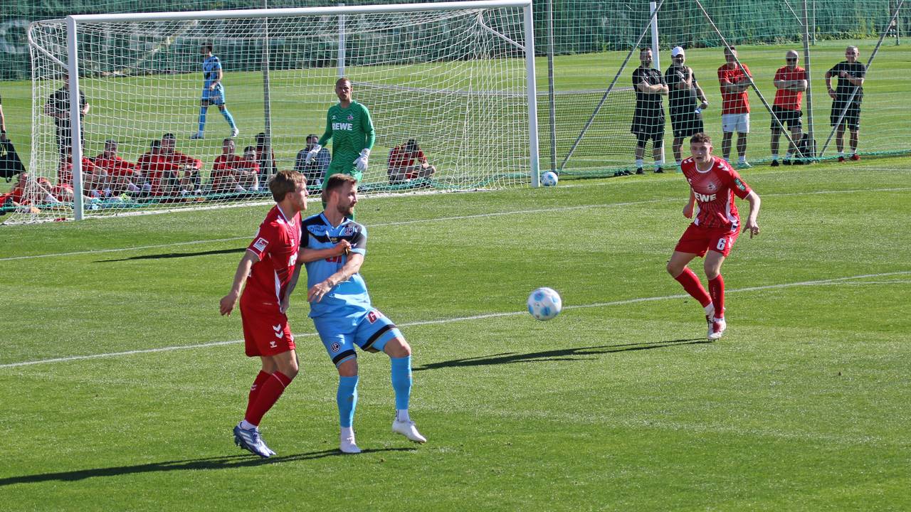 Timo Hübers im Zweikampf mit Kacper Przybylko.