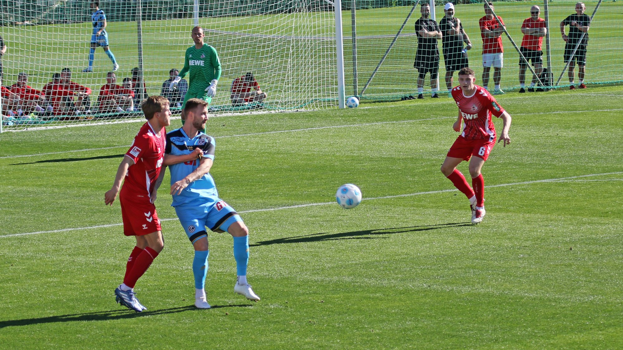 Timo Hübers im Zweikampf mit Kacper Przybylko.