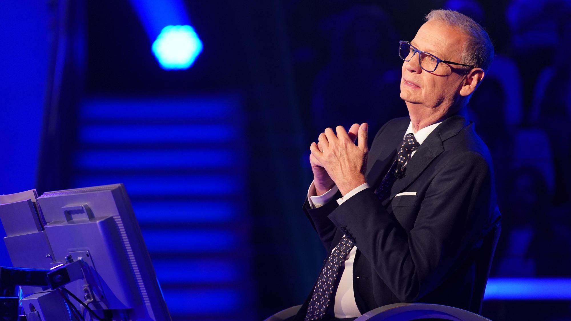 Günther Jauch sitzt während der „3 Millionen Euro Woche“ im Studio der RTL-Show „Wer wird Millionär?“.