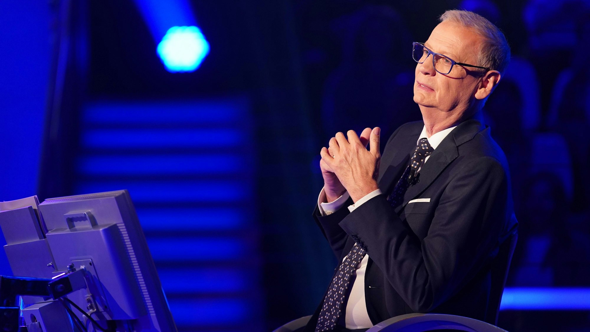 Günther Jauch sitzt während der „3 Millionen Euro Woche“ im Studio der RTL-Show „Wer wird Millionär?“.