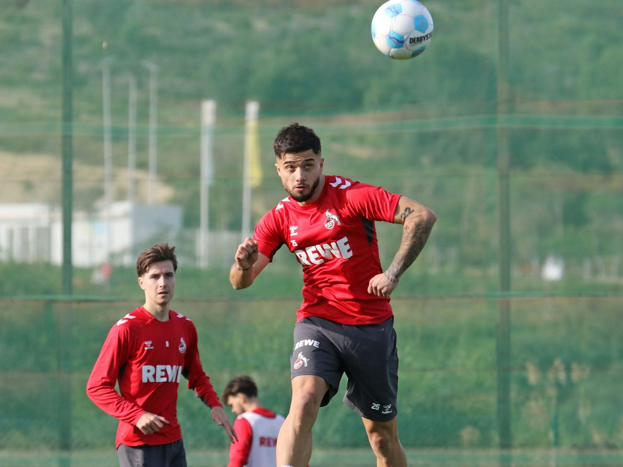Jusuf Gazibegovic beim Kopfball (1. FC Köln, Trainingslager).
