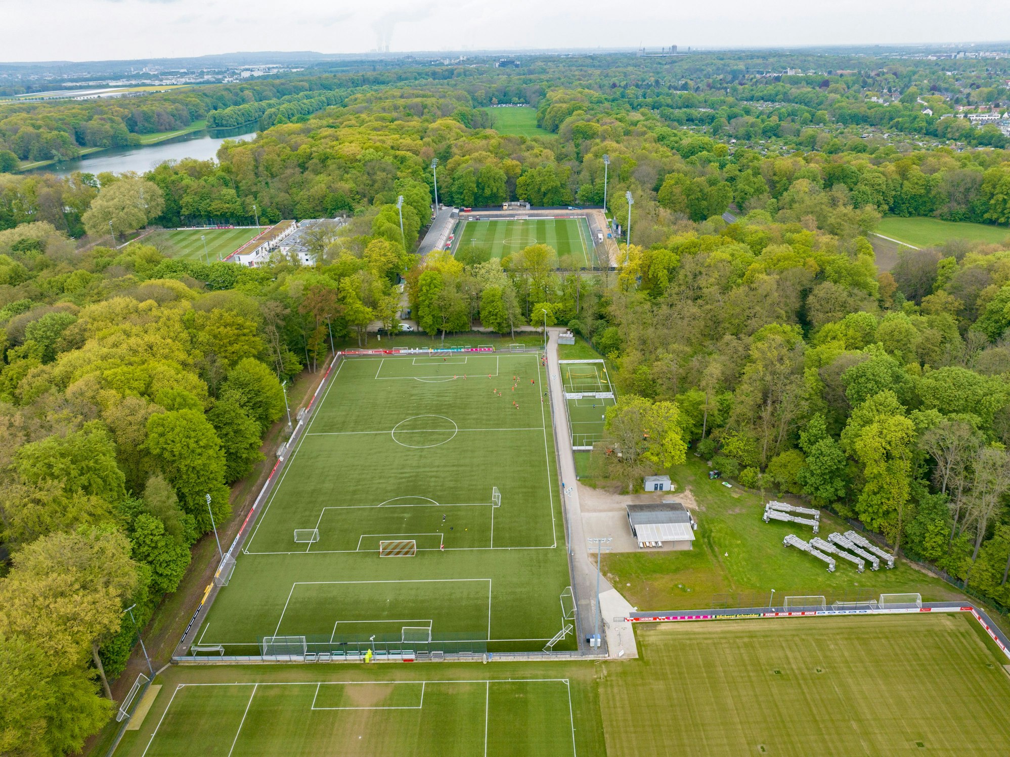 Trainingsplätze am Geißbockheim im Grüngürtel von oben.