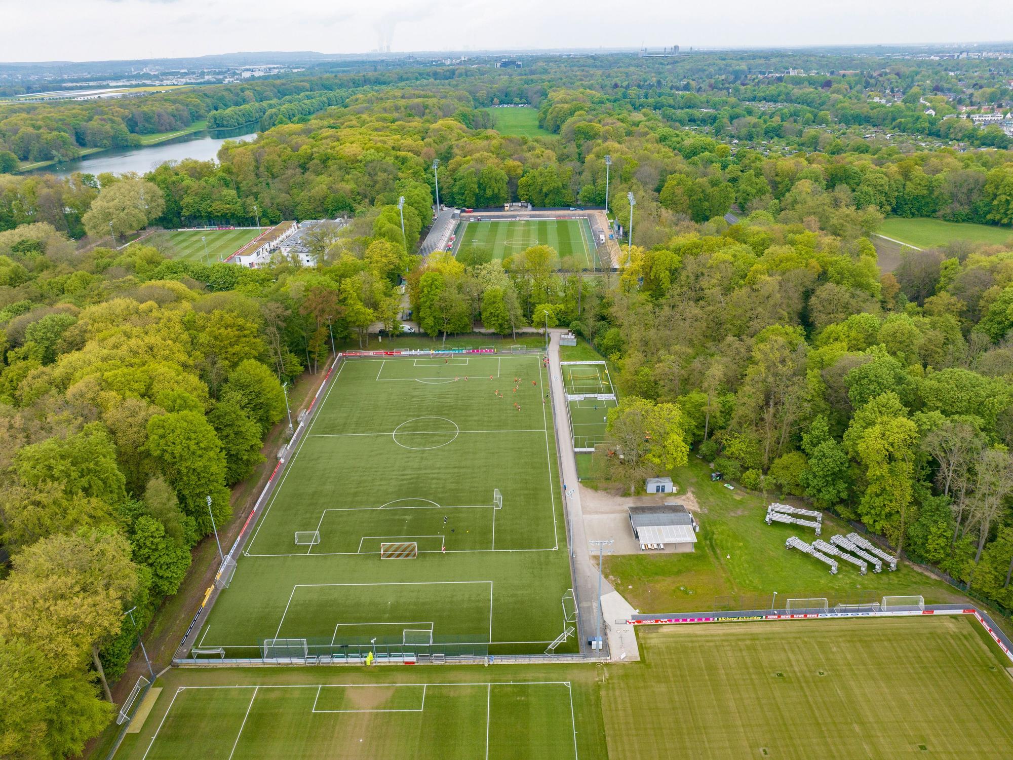 Trainingsplätze am Geißbockheim im Grüngürtel von oben.