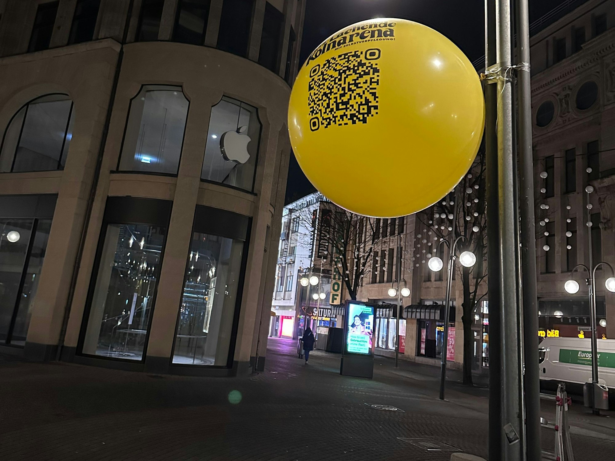 Gelber Ballon hängt auf der Schildergasse in Köln.