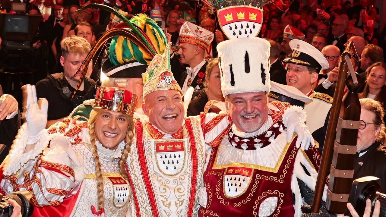 Das Kölner Dreigestirn im Ornat winkt den Jecken zu.