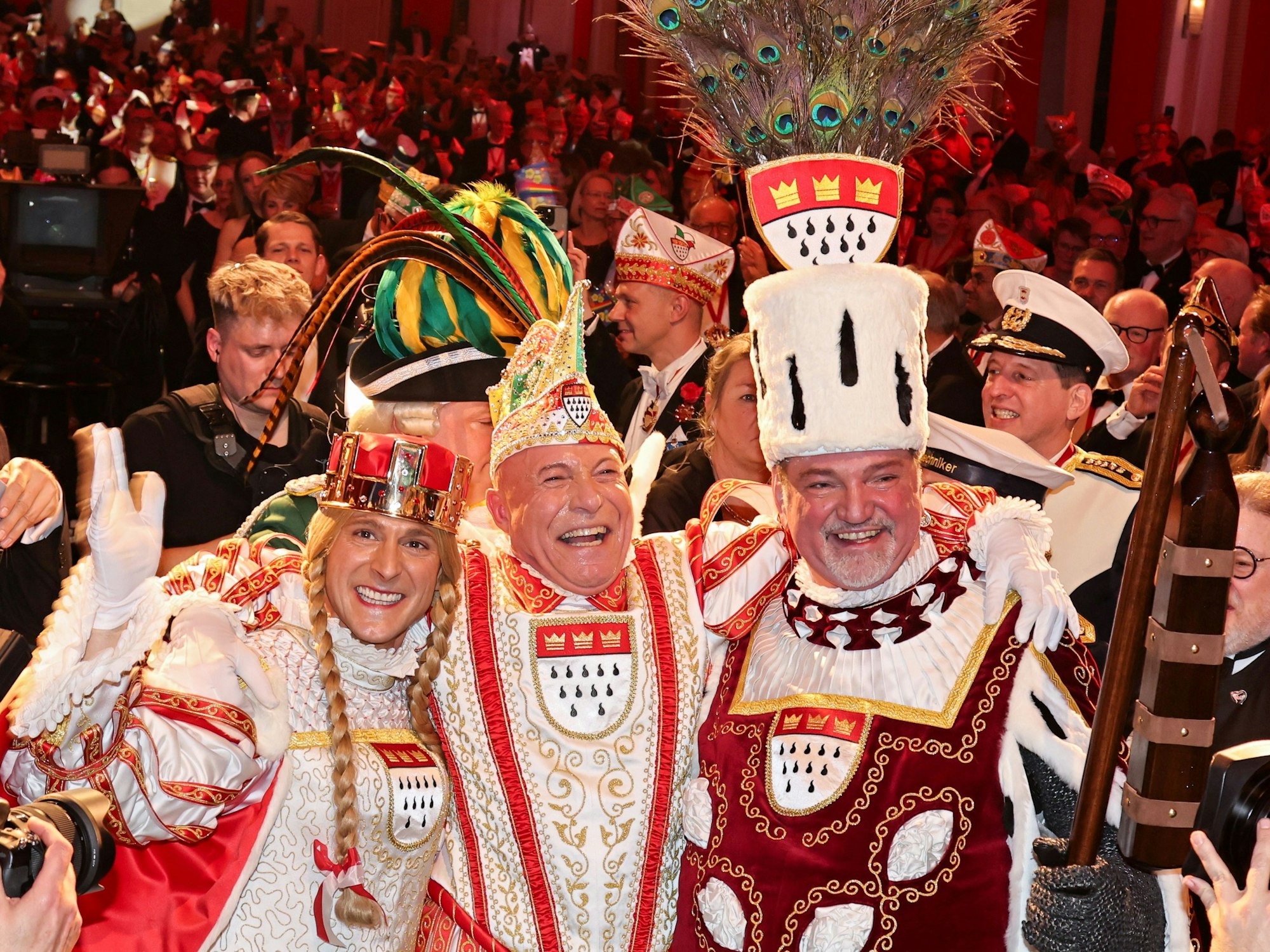 Prinz René (M.), Bauer Sascha (r.) und Jungfrau Marlis im Gürzenich.