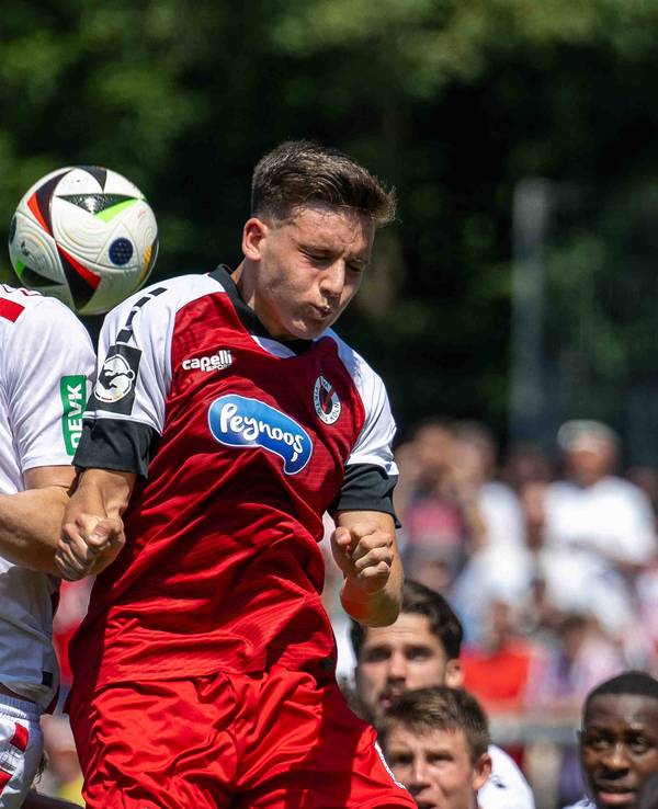 Steffen Tigges (1. FC Köln) gegen Said El Mala (Viktoria Köln).