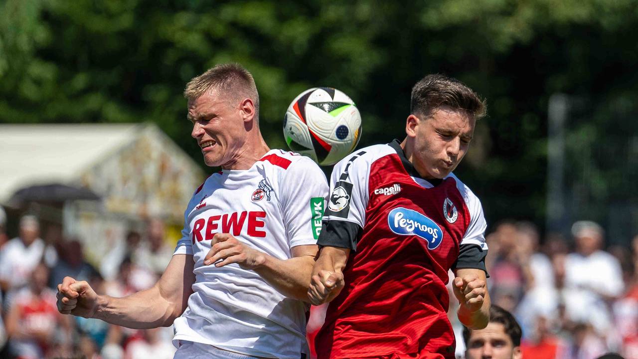 Steffen Tigges (1. FC Köln) gegen Said El Mala (Viktoria Köln).
