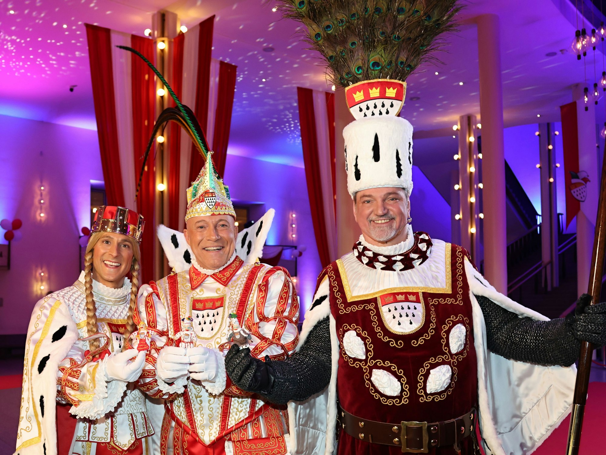 Dreigestirn zeigt seine Glücksbringer-Figuren.