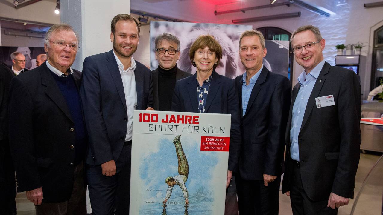 Feierstunde im Sport- und Olympiamuseum zum 100. Geburtstag vom Sportamt und StadtSportBund Köln.
Im Bild v.l.n.r. Manfred Germer, Robert Voigtsberger, Peter Pfeiffer, OB Henriette Reker und Dr. Andreas Höfer.