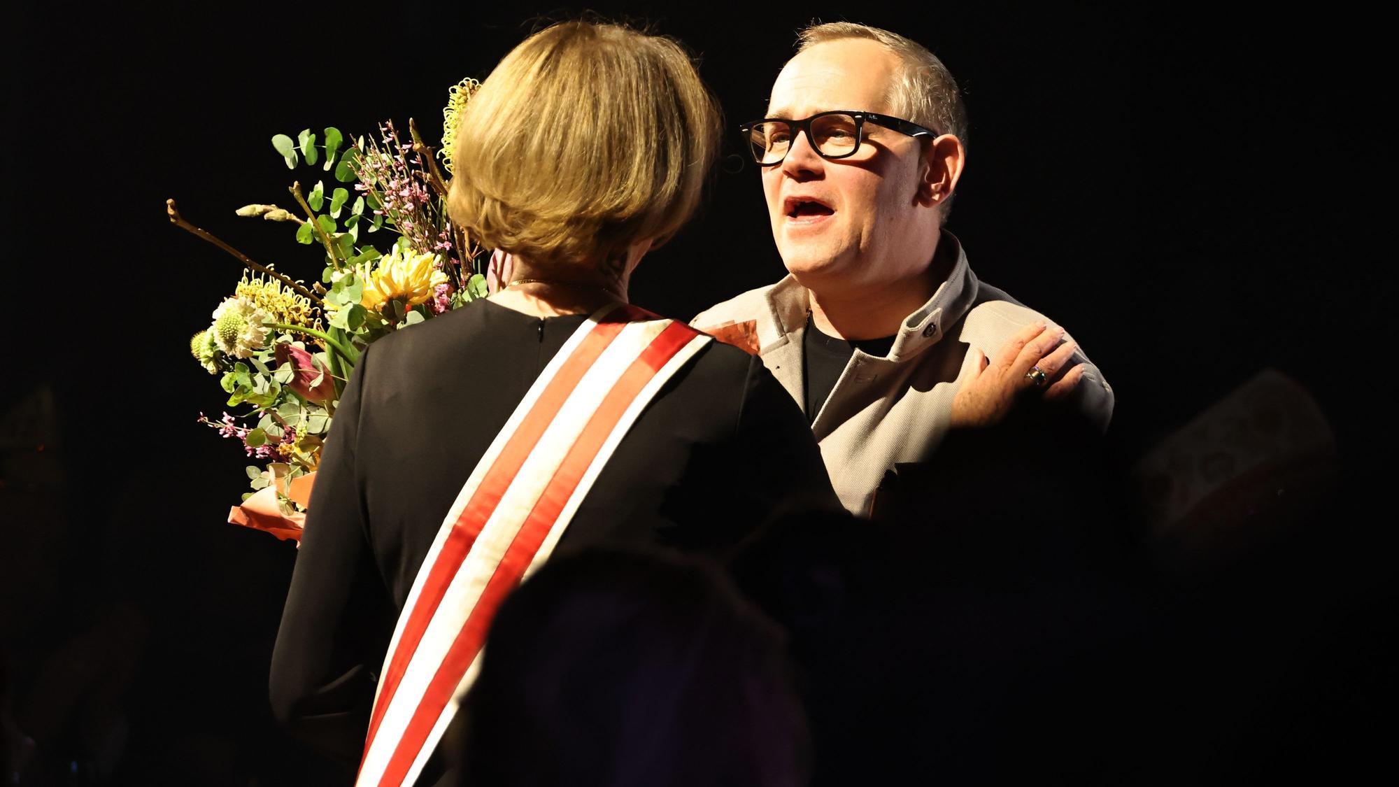 JP Weber überreicht Blumen an Henriette Reker.