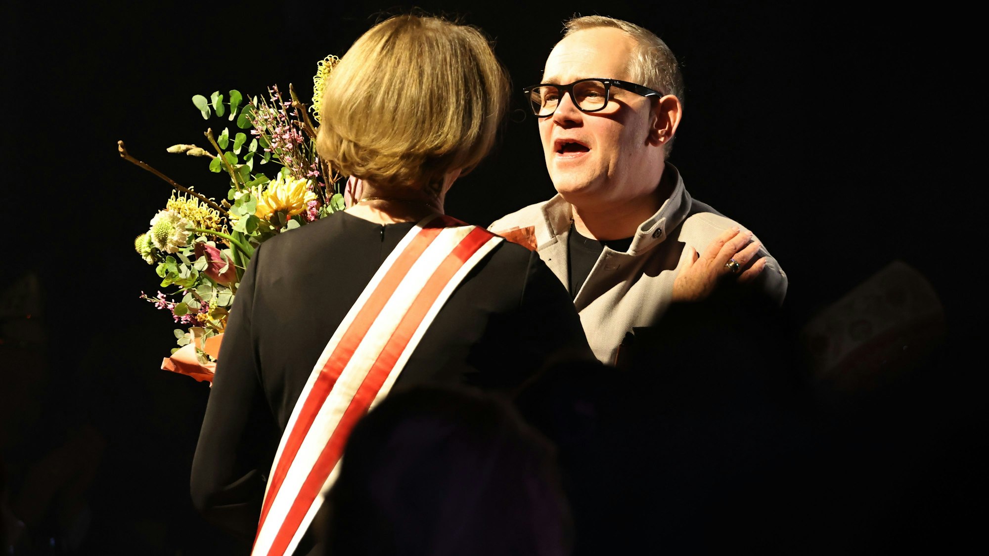 JP Weber überreicht Blumen an Henriette Reker.