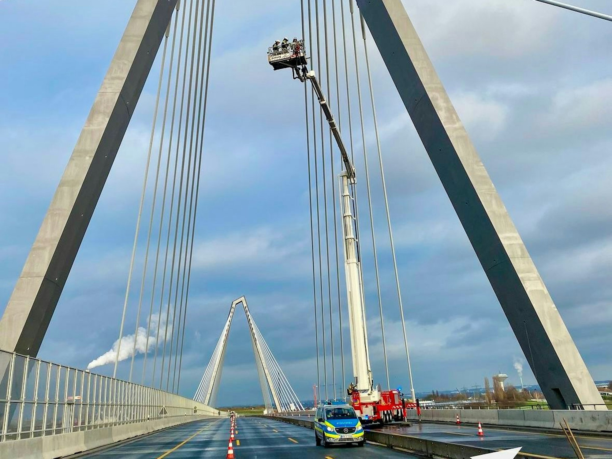 In 57 Metern Höhe mussten Einsatzkräfte das Eis manuell von den Brückenpylonen lösen.