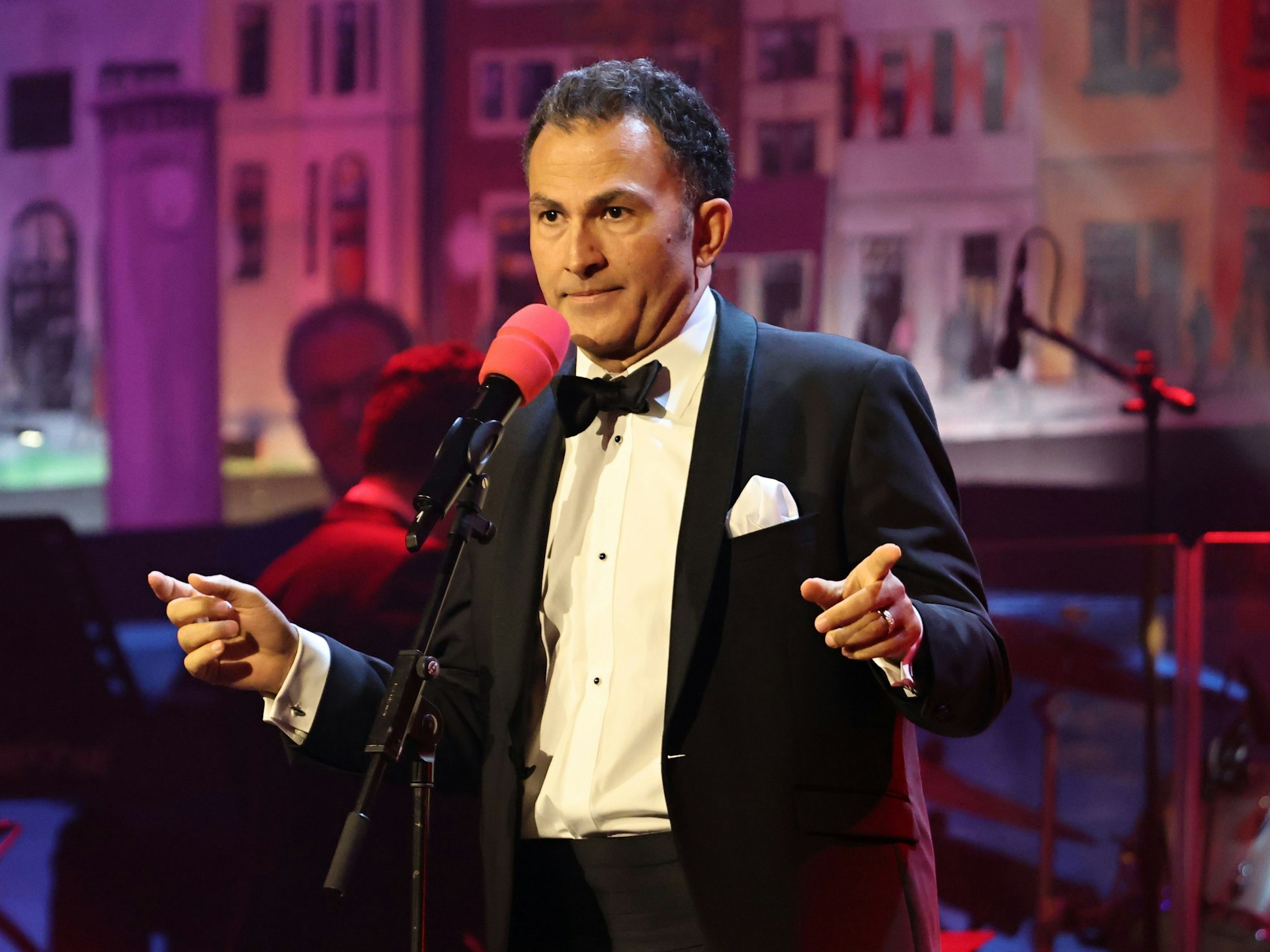 Der Comedian Fatih Cevikkollu steht auf der Bühne.