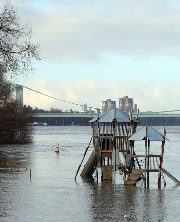 In Rodenkirchen ist das Hochwasser schon gut sichtbar.