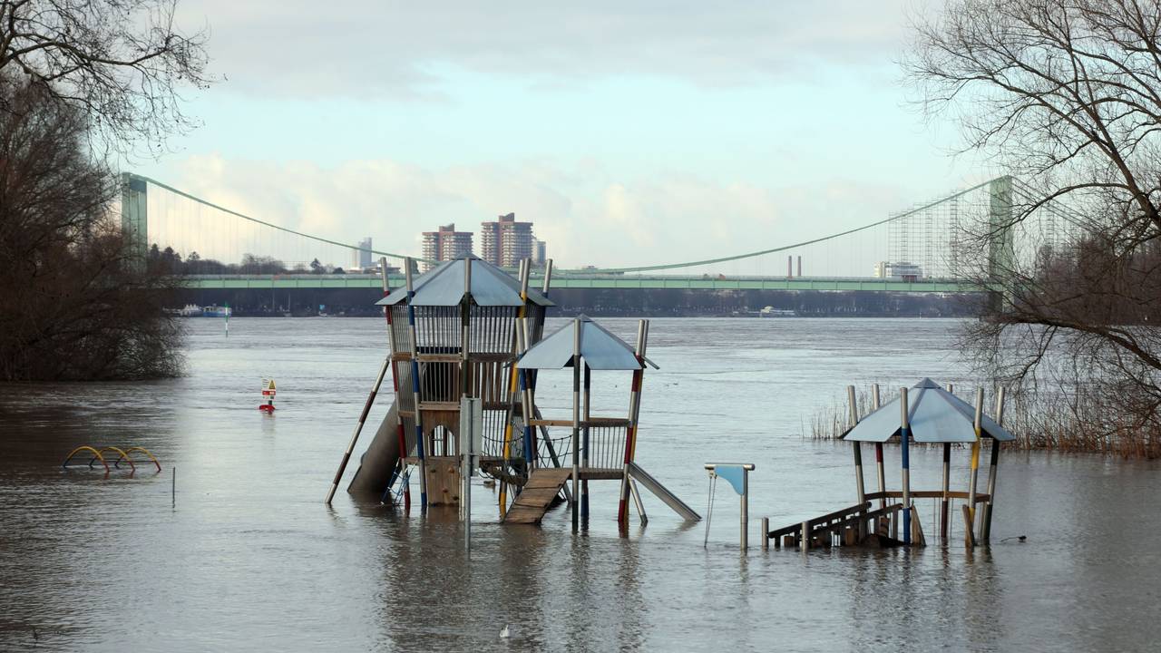In Rodenkirchen ist das Hochwasser schon gut sichtbar.