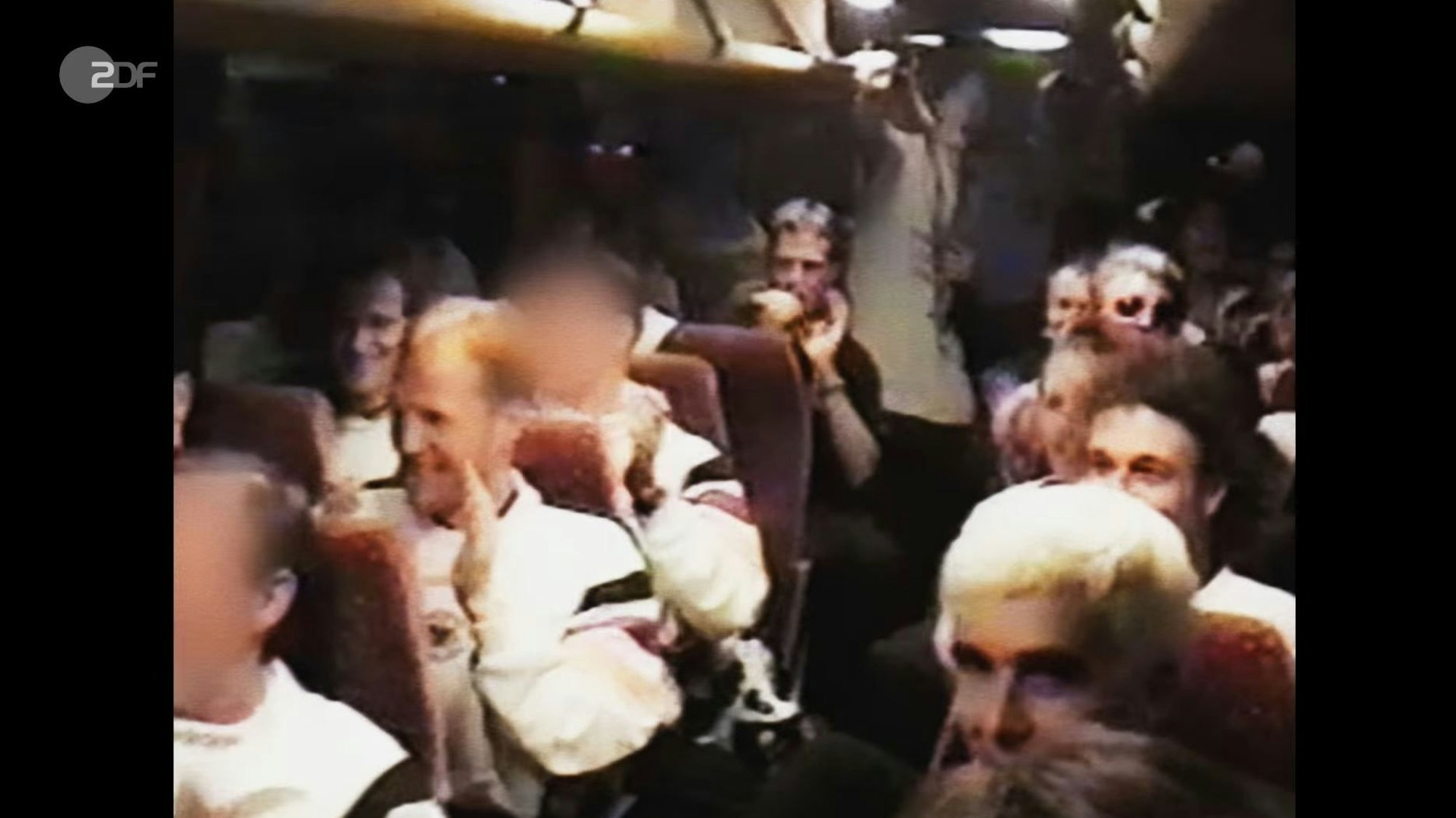 Die Spieler feiern nach dem EM-Titel 1996 im Mannschaftsbus.
