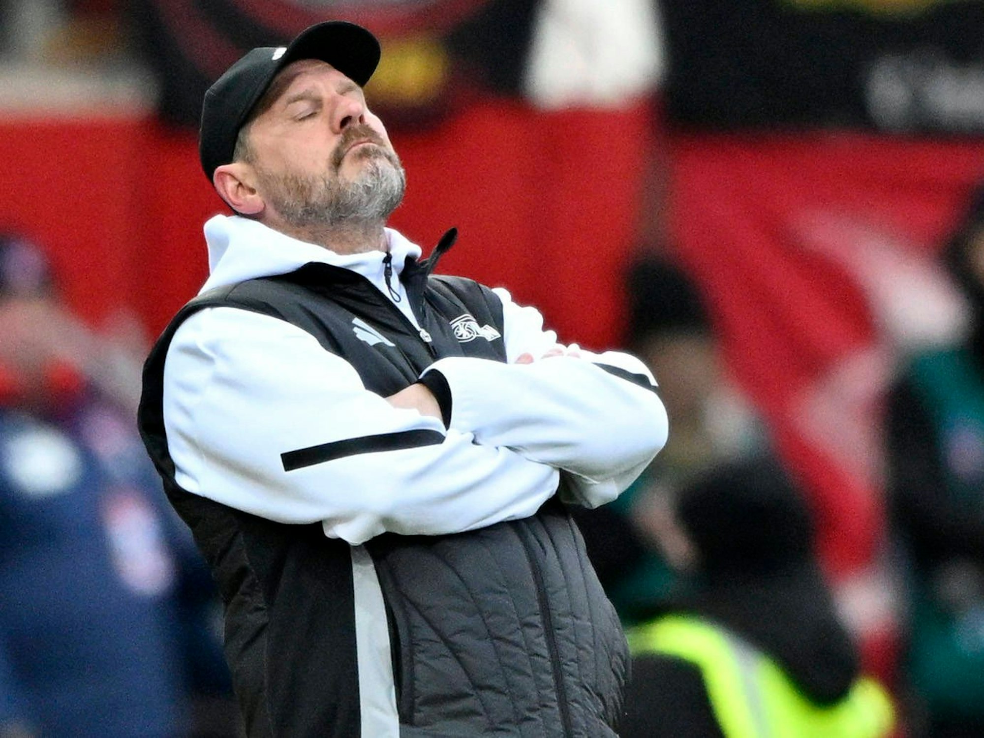 Steffen Baumgart steht enttäuscht an der Seitenlinie.