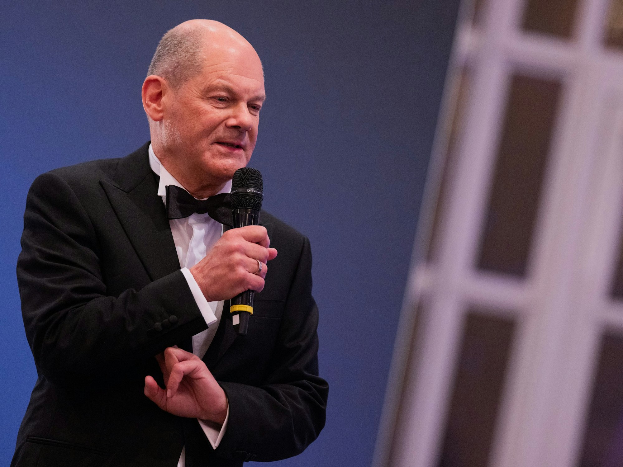 09.01.2025, Nordrhein-Westfalen, Köln: Bundeskanzler Olaf Scholz (SPD) beantwortet Fragen von Unternehmerinnen beim Neujahrsempfang der IHK Köln in der Flora.