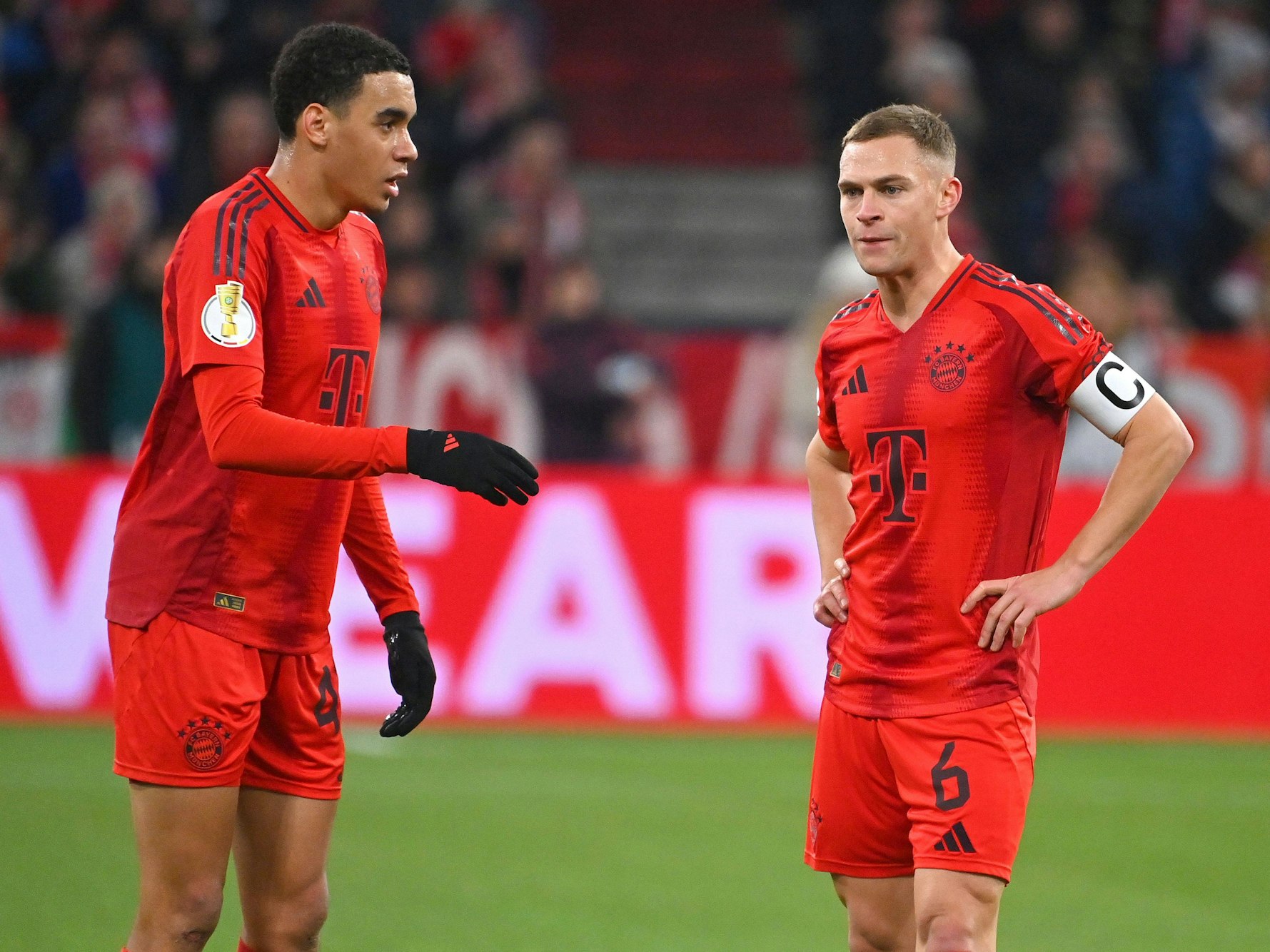 Jamals Musiala und Joshua Kimmich (r.) stehen auf dem Spielfeld.