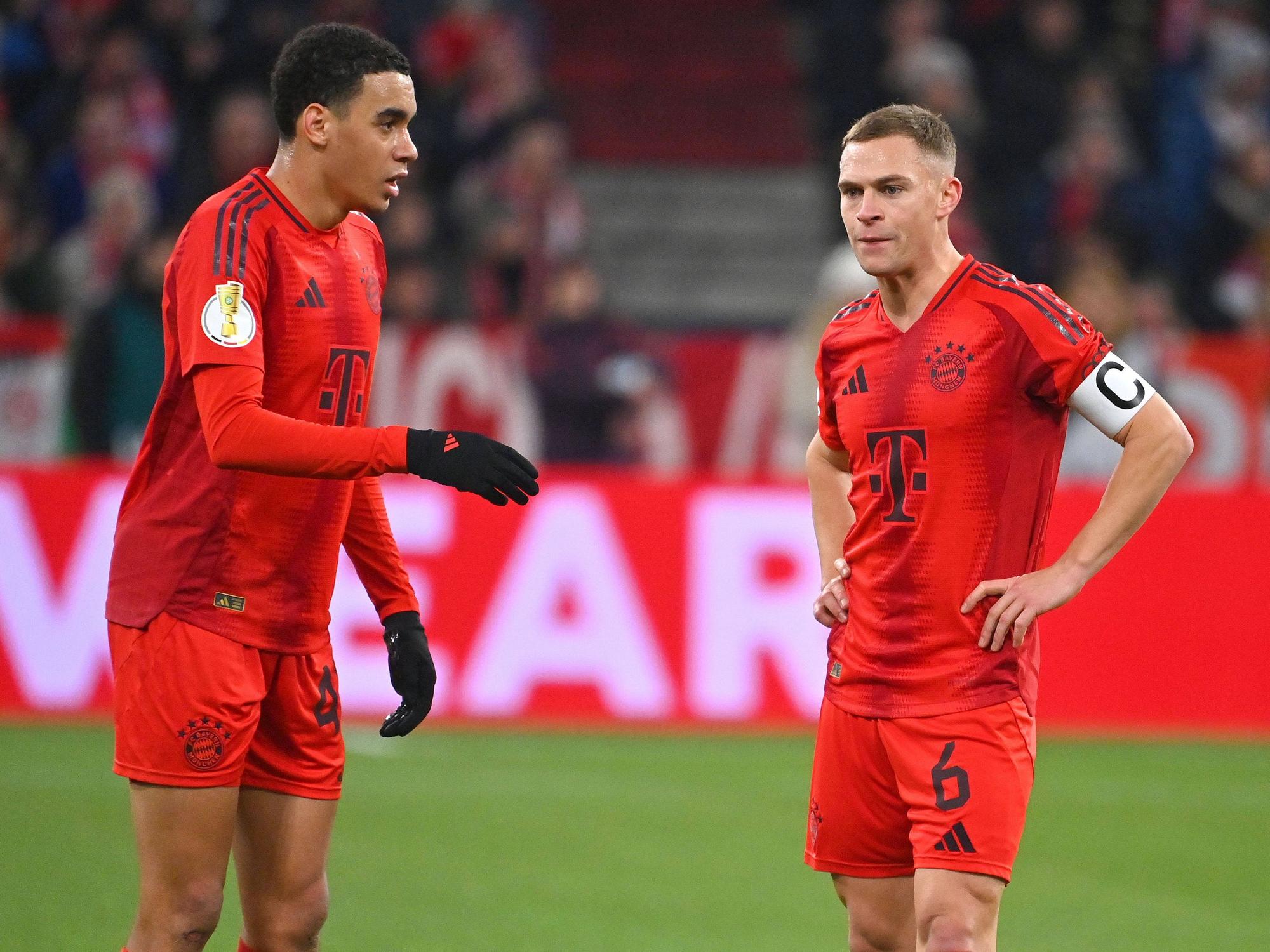 Jamals Musiala und Joshua Kimmich (r.) stehen auf dem Spielfeld.