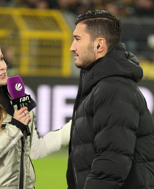 Andrea Kaiser (l.) interviewt BVB-Trainer Nuri Sahin