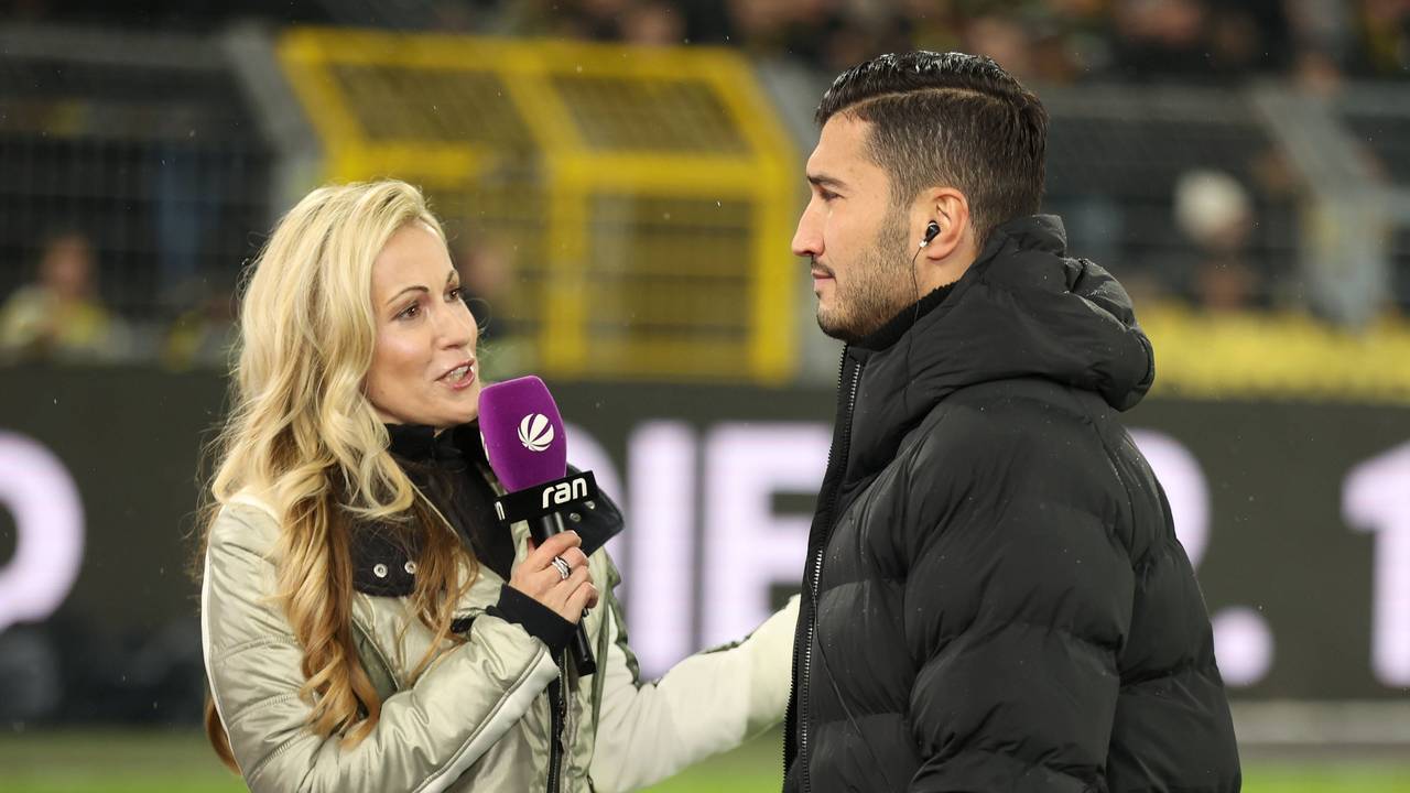 Andrea Kaiser (l.) interviewt BVB-Trainer Nuri Sahin