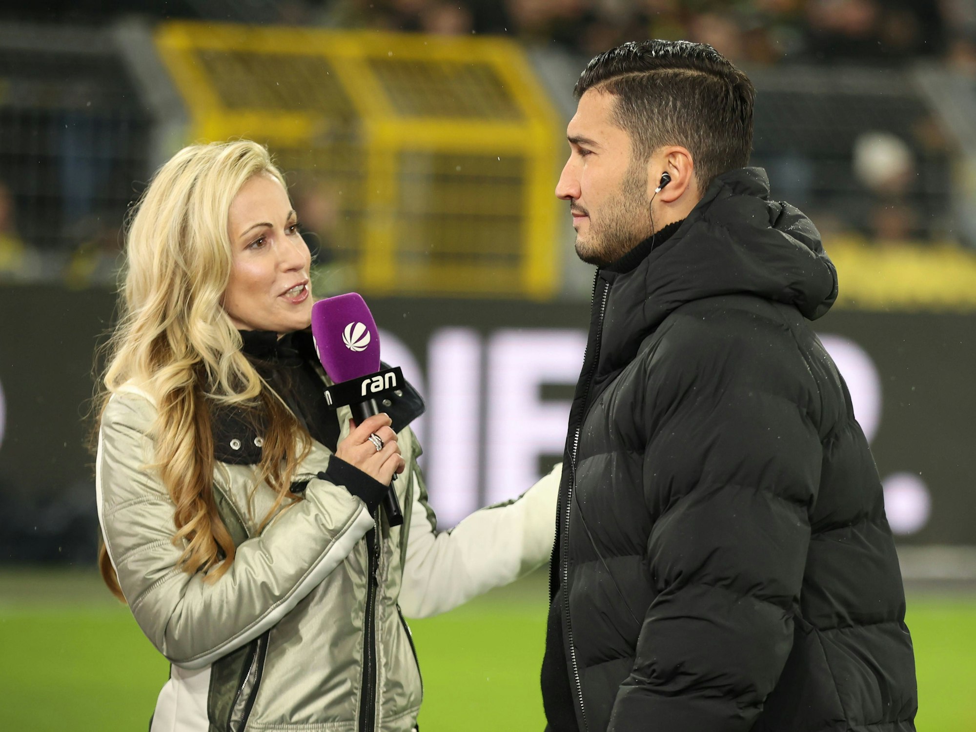Andrea Kaiser (l.) interviewt BVB-Trainer Nuri Sahin