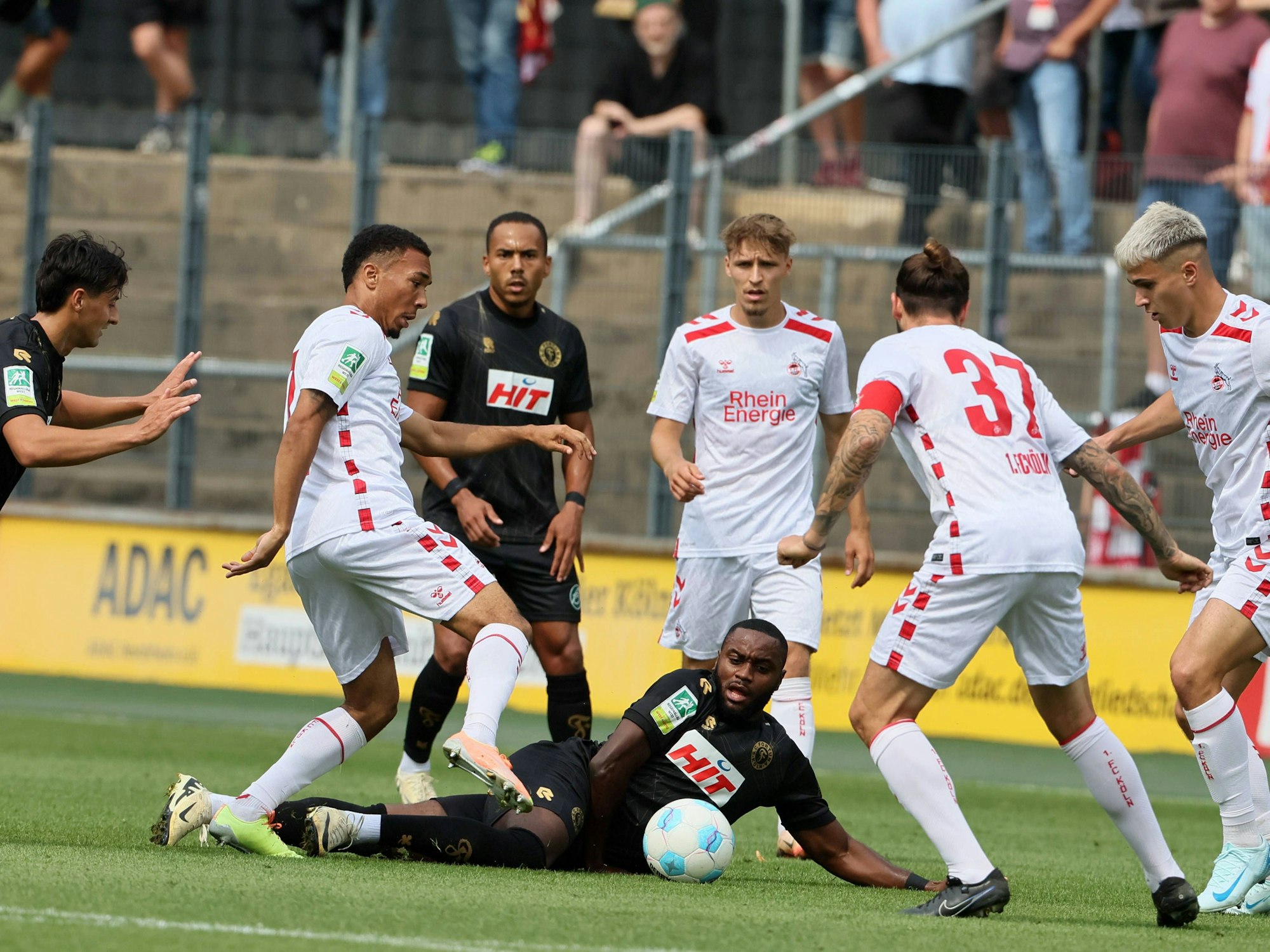 Die Spieler des 1. FC Köln II und Fortuna Köln kämpfen um den Ball.