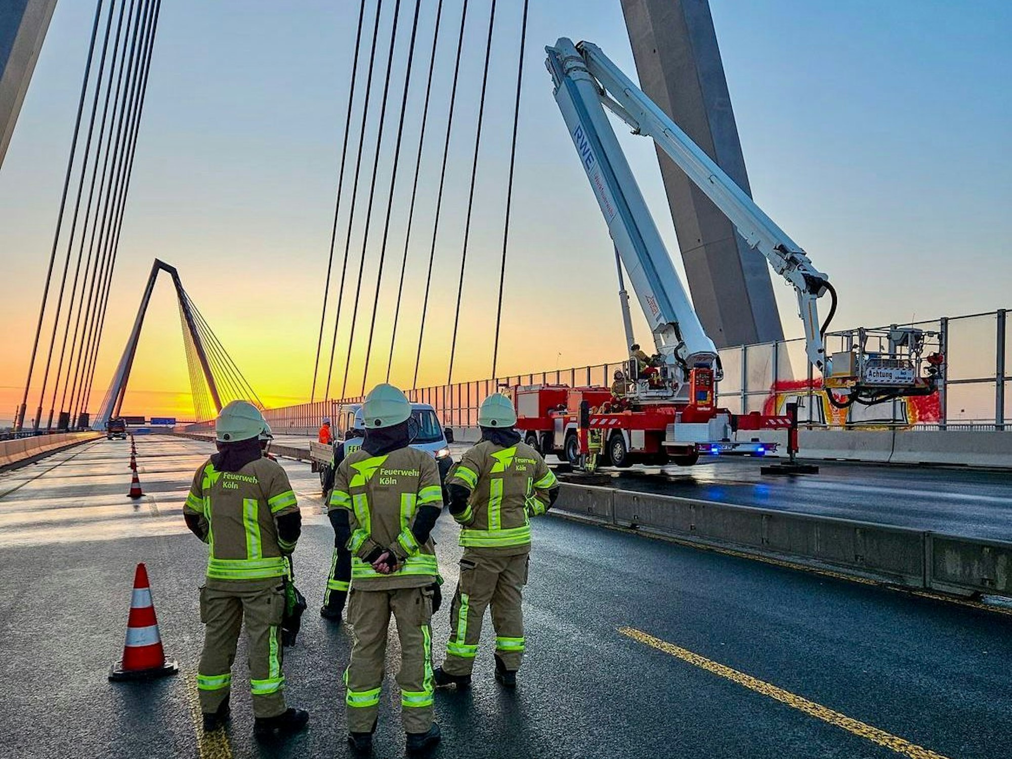 Feuerwehrleute aus Köln und Leverkusen waren am Freitag (10. Januar 2025) auf der Leverkusener Brücke im Einsatz, um die Pylone vom Eis zu befreien.