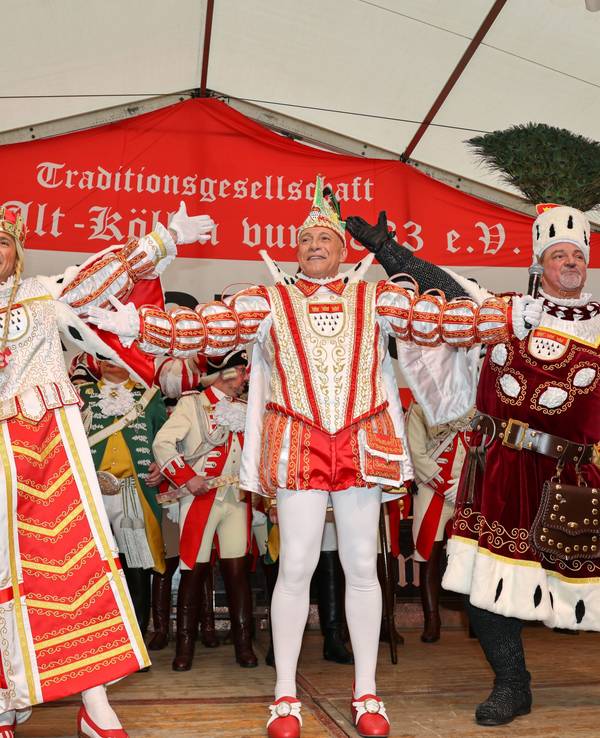 Prinz René I. (M.), Bauer Sascha (r.) und Jungfrau Marlis auf der Bühne.