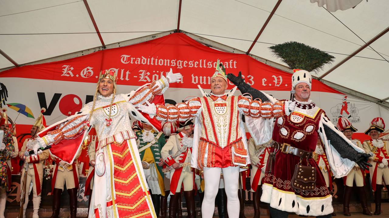 Prinz René I. (M.), Bauer Sascha (r.) und Jungfrau Marlis auf der Bühne.