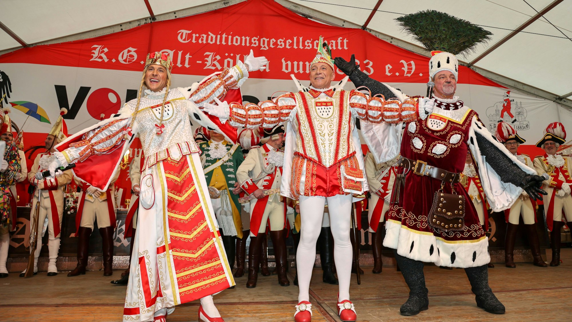 Prinz René I. (M.), Bauer Sascha (r.) und Jungfrau Marlis auf der Bühne.