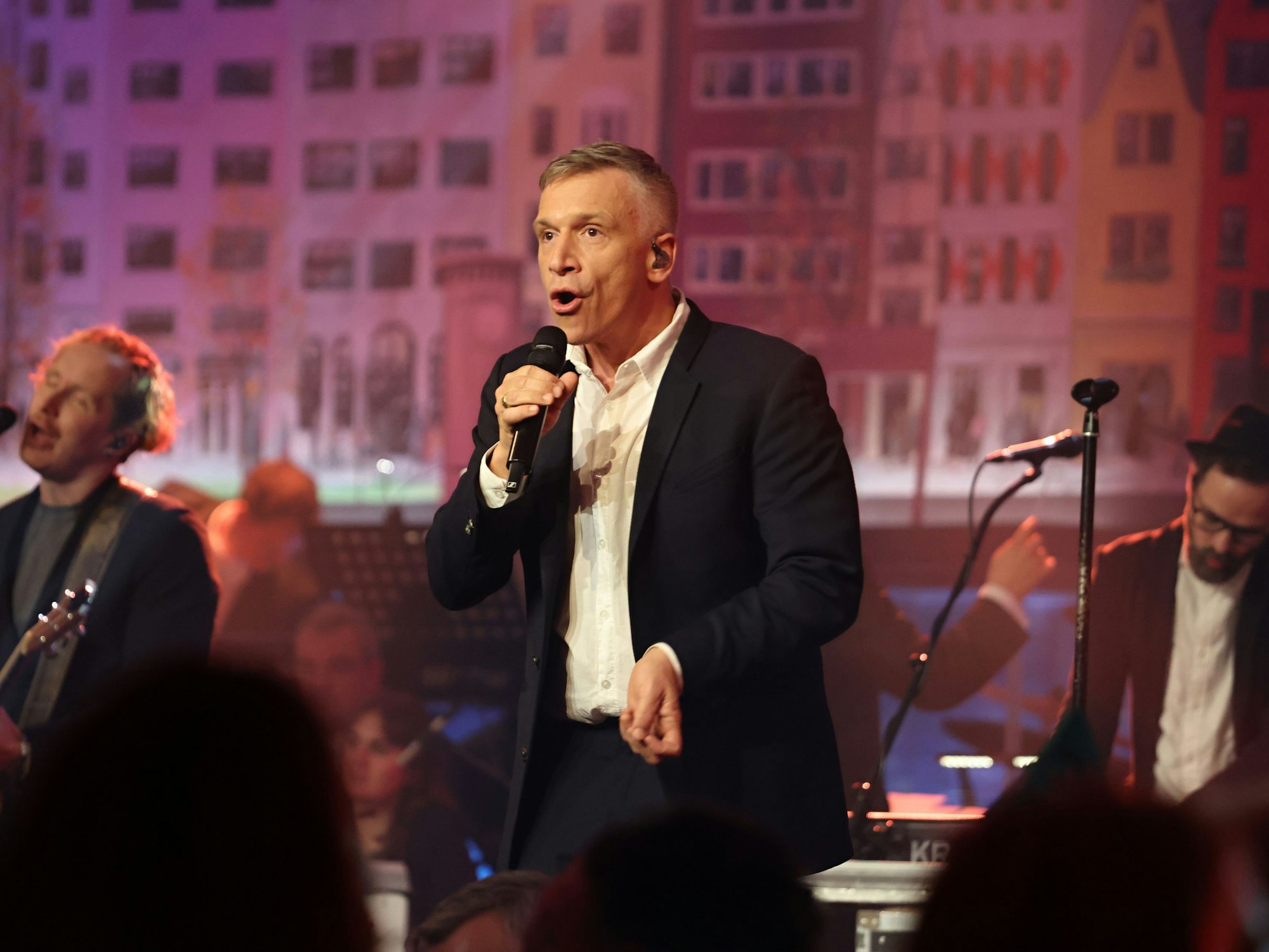 Bastian Campmann von Kasalla auf der Bühne.