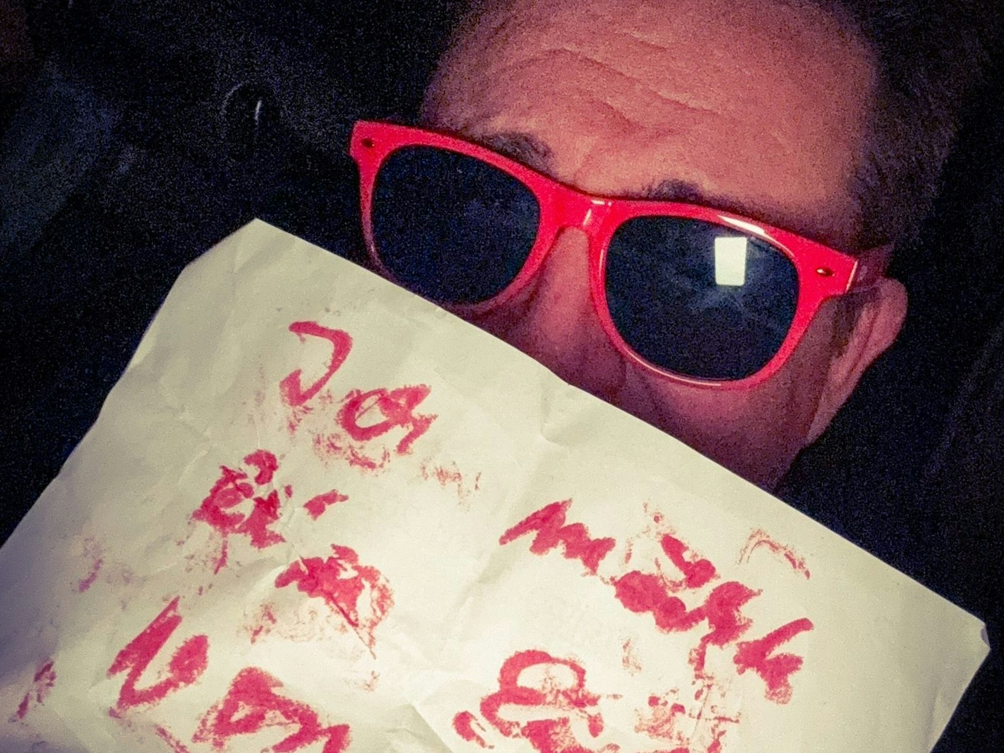 Micky Nauber zeigt eine Zettelbotschaft.