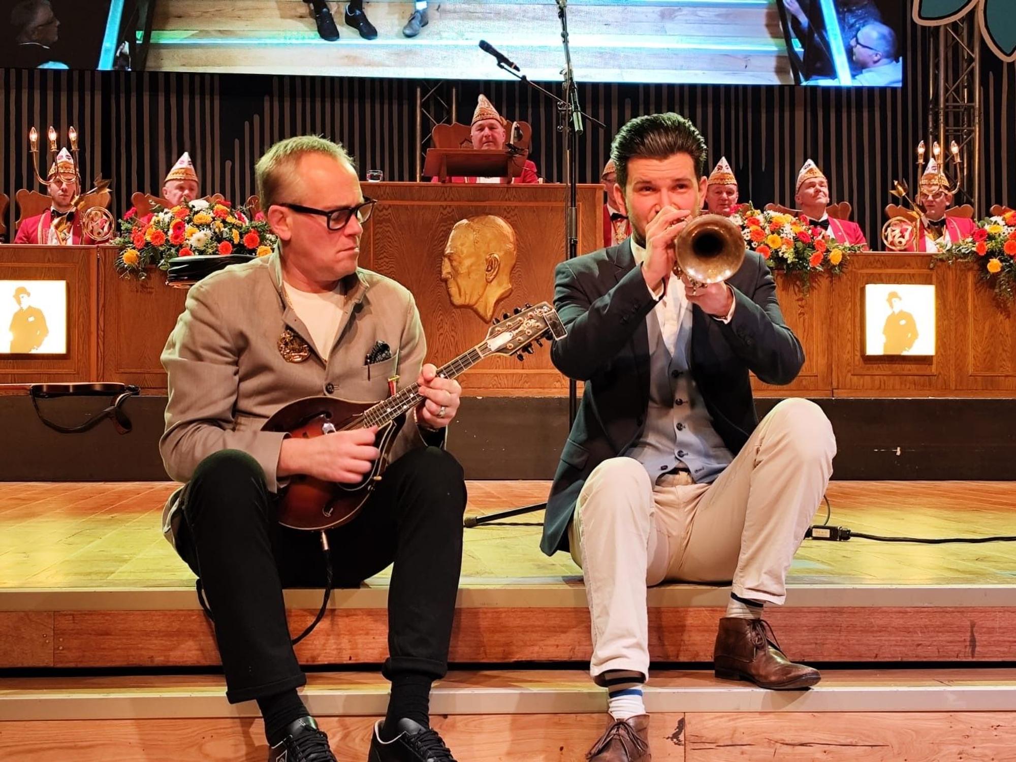 JP Weber mit Michael Kuhl auf der Bühne.