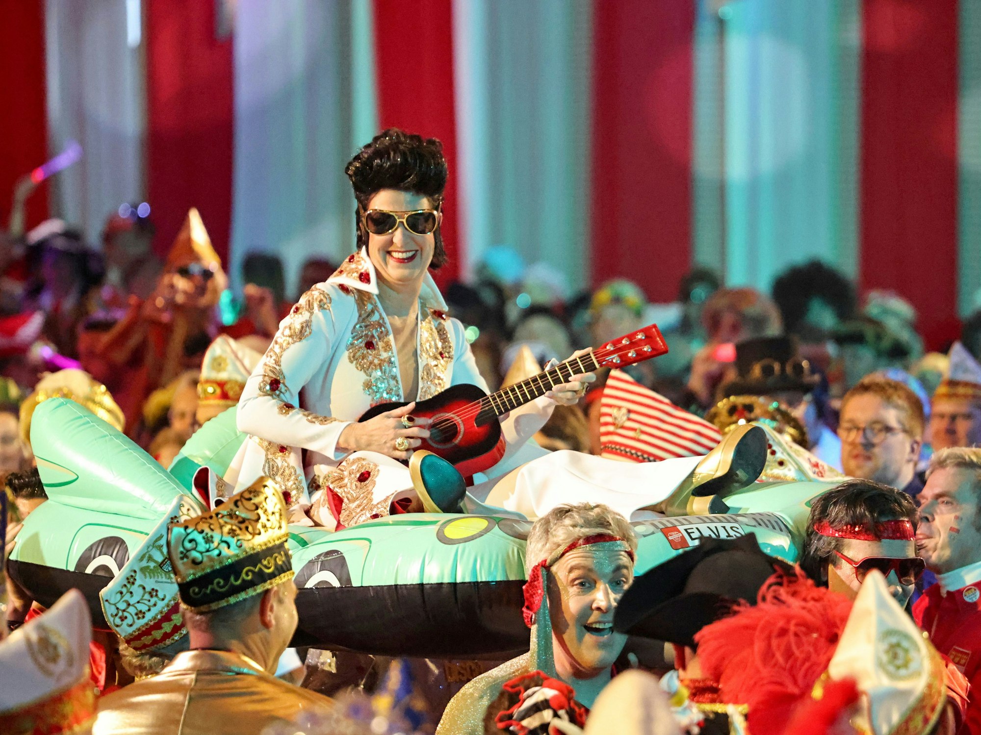 Präsidentin Tanja Wolters sitzt im Schlauchboot.