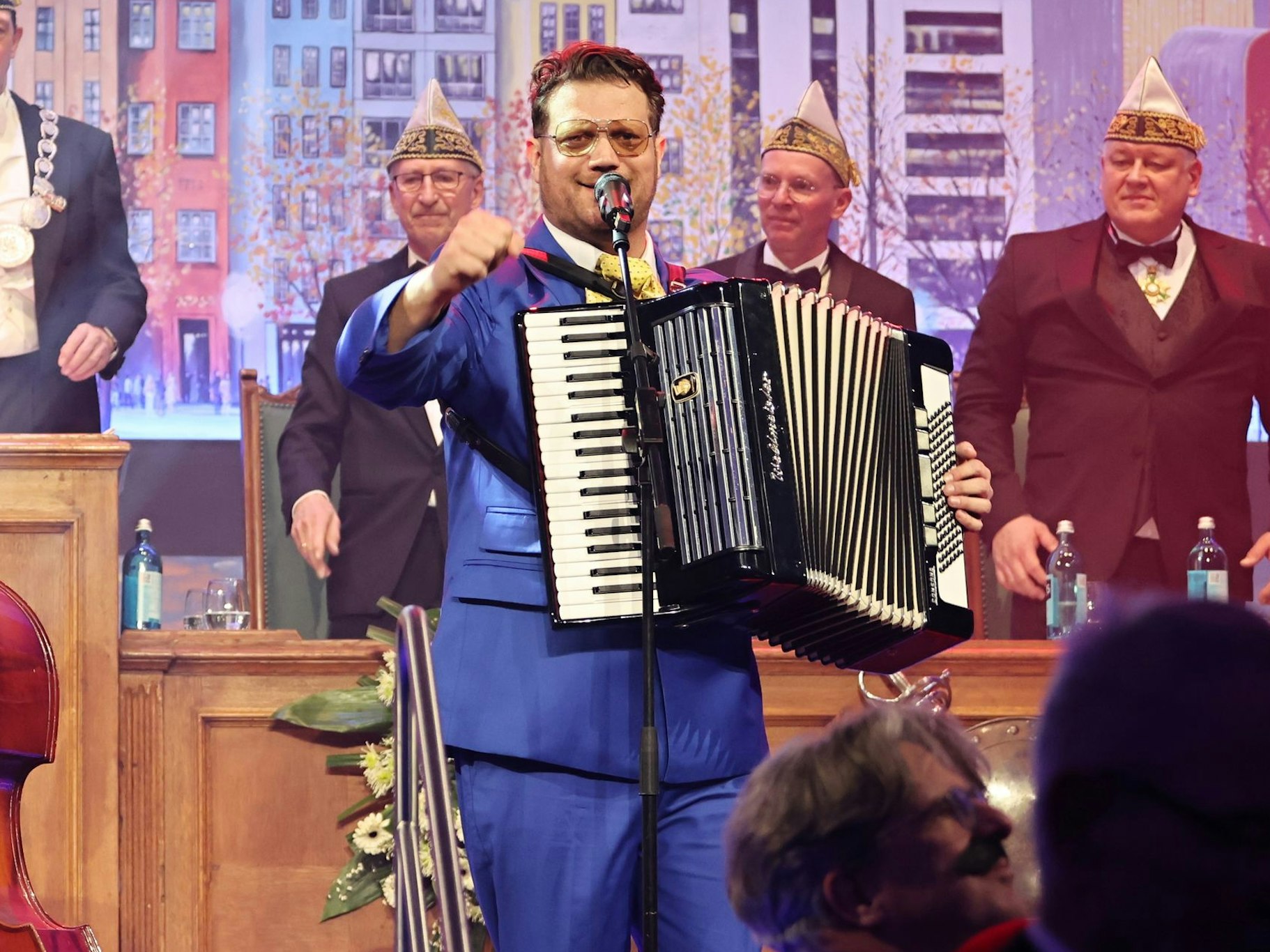 Alexander Barth beim Auftritt auf der Bühne.