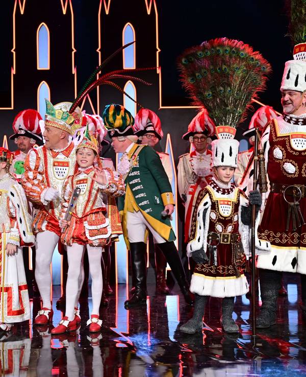 Das Kinderdreigestirn mit dem Kölner Dreigestirn auf der Bühne.