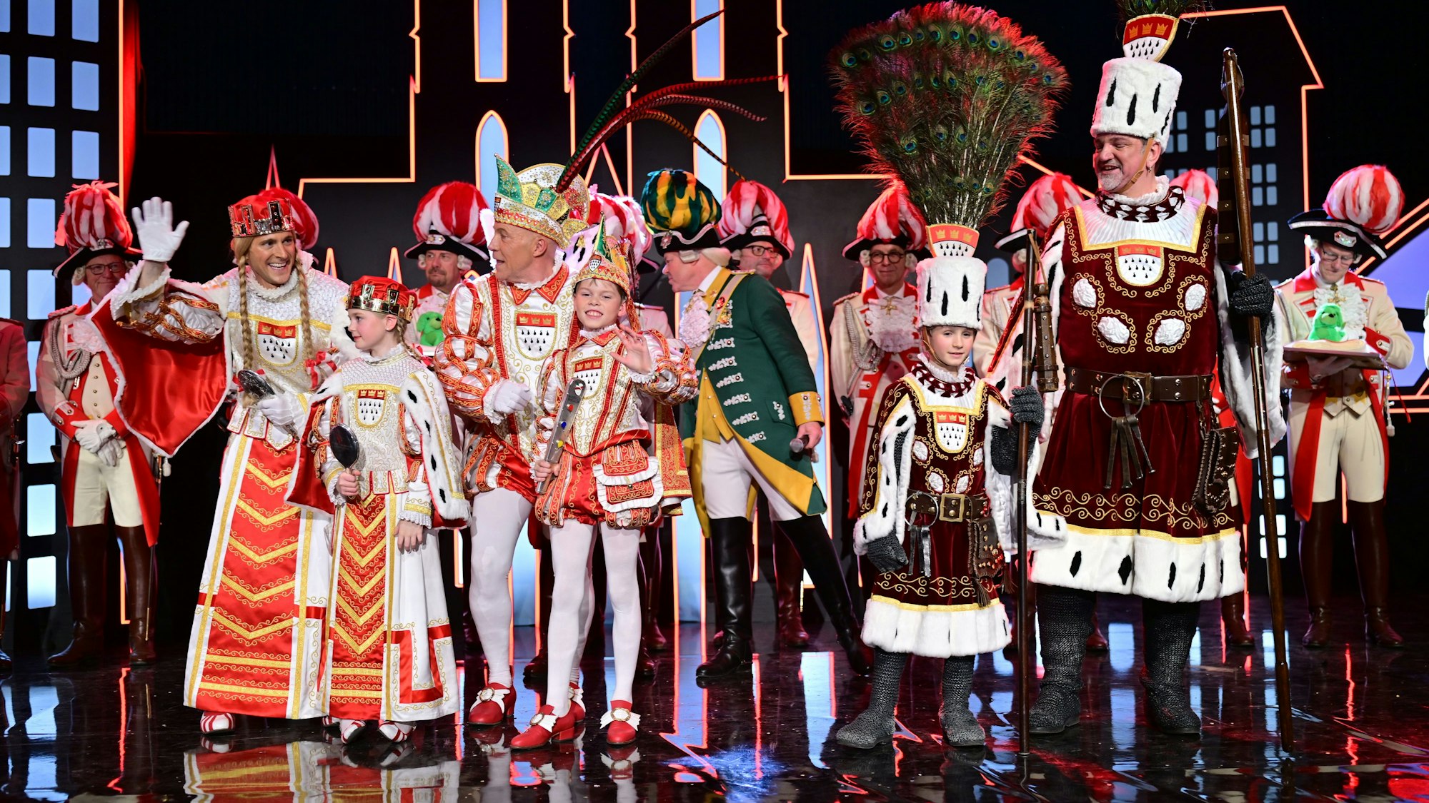 Das Kinderdreigestirn mit dem Kölner Dreigestirn auf der Bühne.