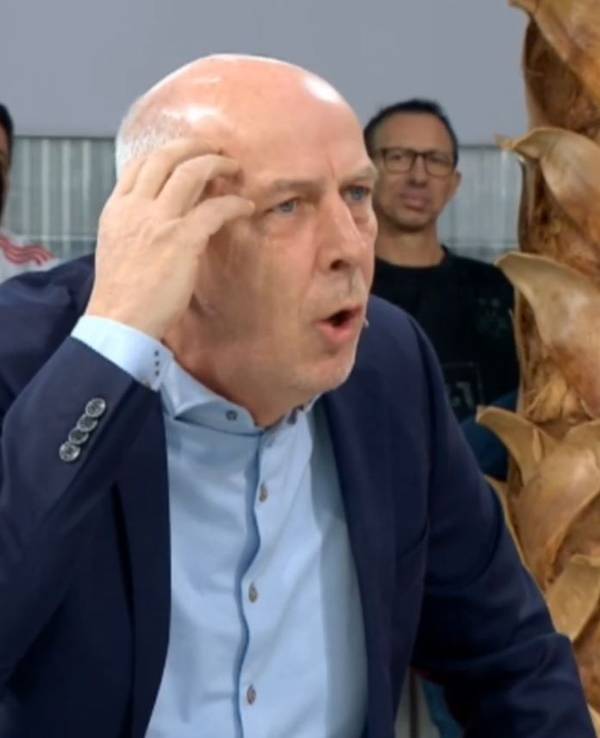 Mario Basler gestikuliert am 12. Januar 2025 im Doppelpass auf Sport1.
