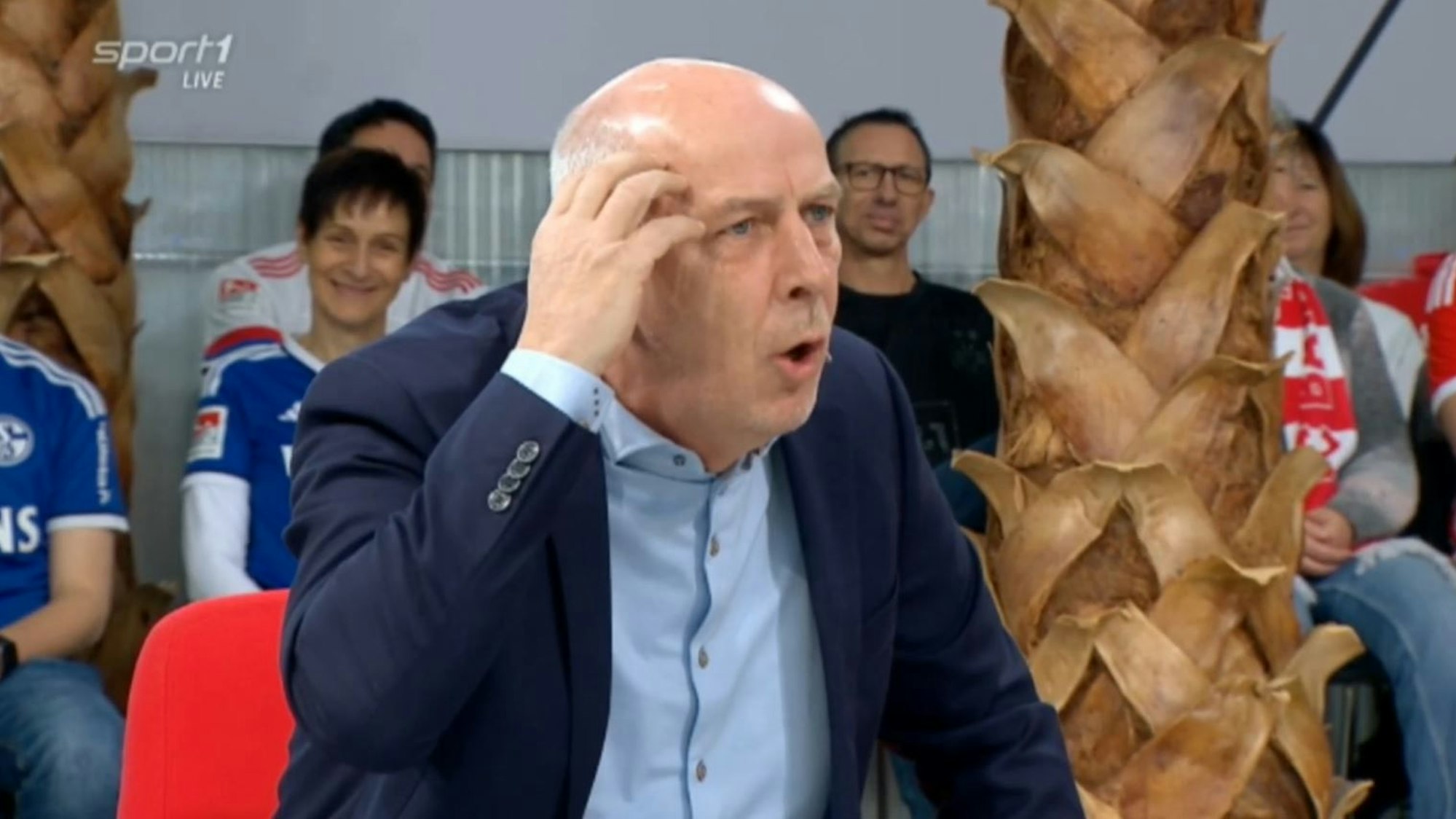 Mario Basler gestikuliert und wirkt wütend.