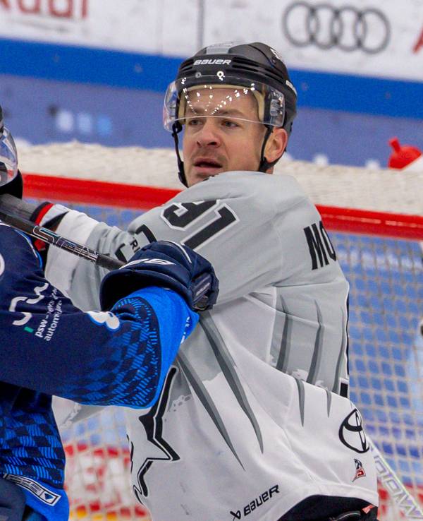 Philipp Krauß im Zweikampf mit Moritz Müller.