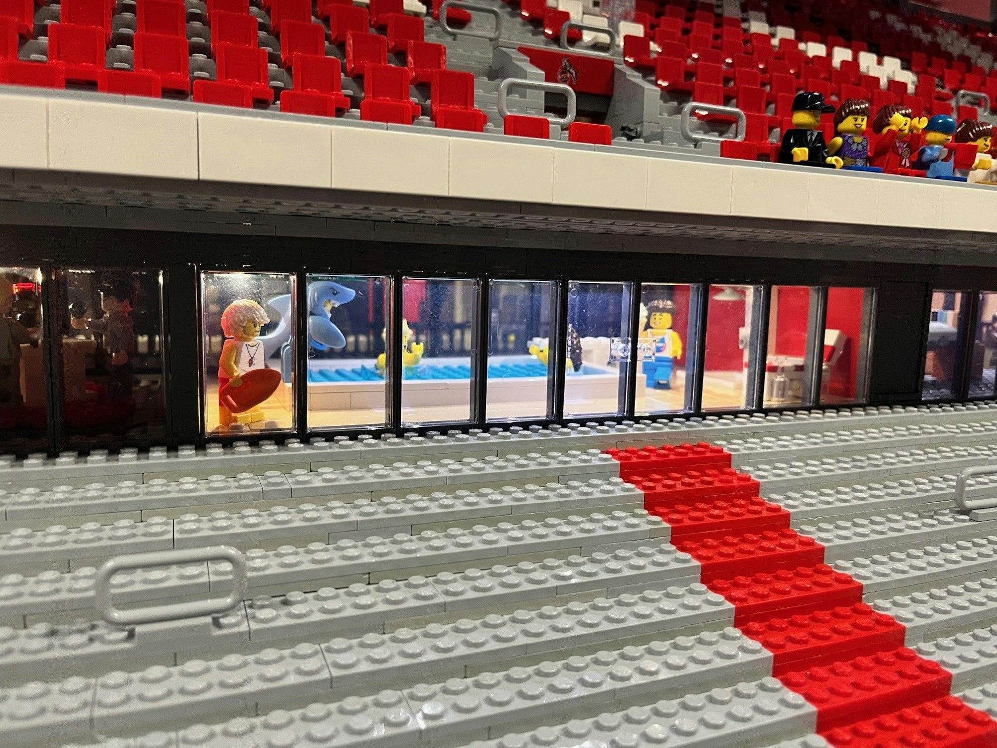 Schwimbad in einer Loge: Nachbau der Südtribüne des Rhein-Energie-Stadions.