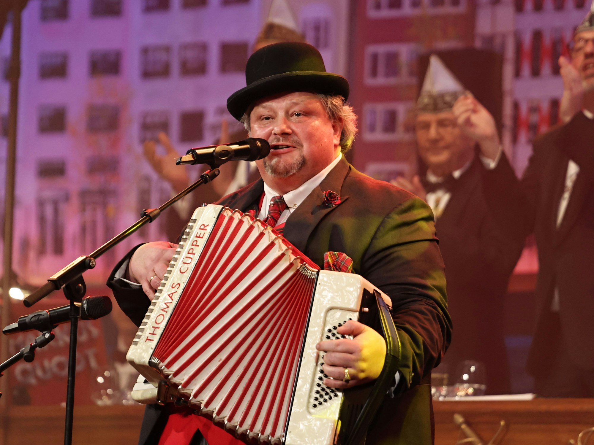 „Et Klimmermännche“ Thomas Cüpper steht auf der Bühne.