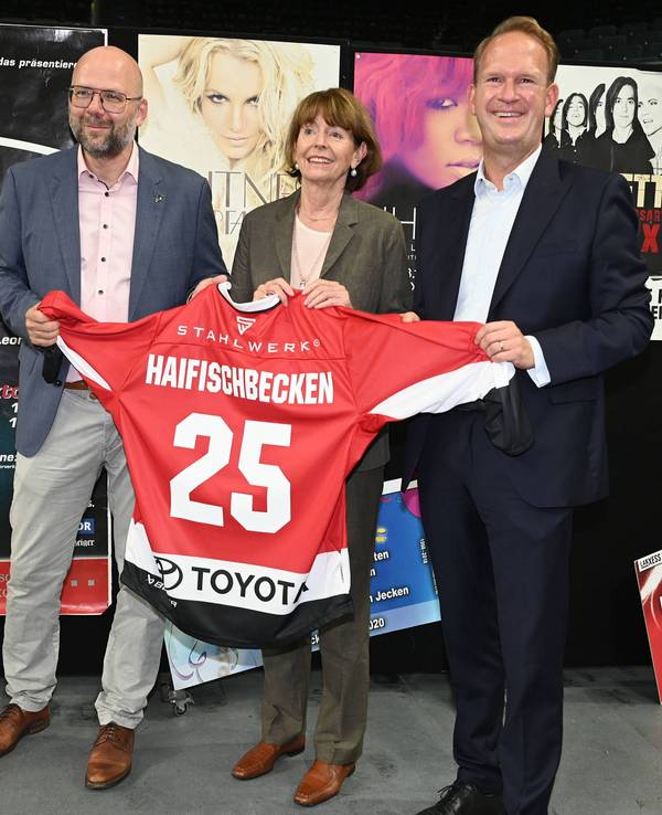 Haie-Geschäftsführer Philipp Walter, OB Henriette Reker und Arena-Chef Stefan Löcher posieren mit Haie-Trikot.